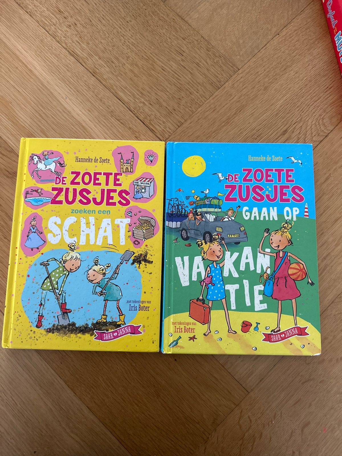 De Zoete Zusjes: Zoeken een Schat & Gaan op Vakantie (2 boek, Boeken, Ophalen of Verzenden, Zo goed als nieuw, Fictie algemeen