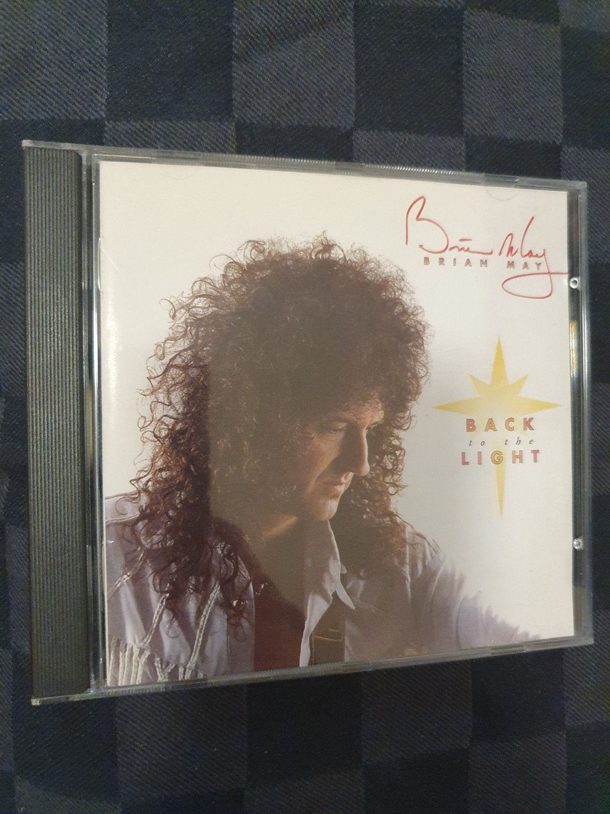 brian may back to the light, Verzenden
