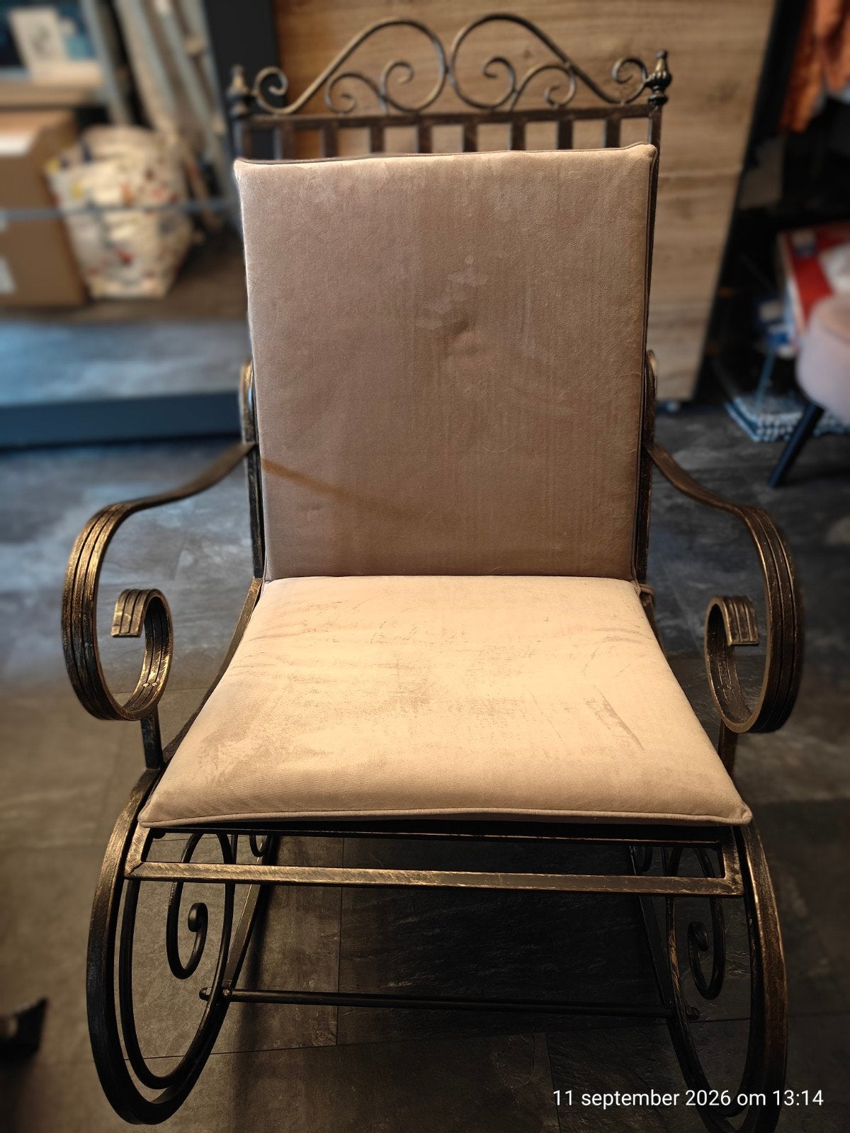 Vintage look metalen schommelstoel met kussen- Nieuwstaat, Huis en Inrichting, Ophalen, Zwart, Zo goed als nieuw, Metaal