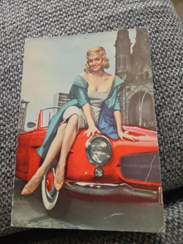 Pin up Nadja Tiller op rode sportwagen, Ophalen of Verzenden, 1940 tot 1960, Ongelopen, Sterren en Beroemdheden