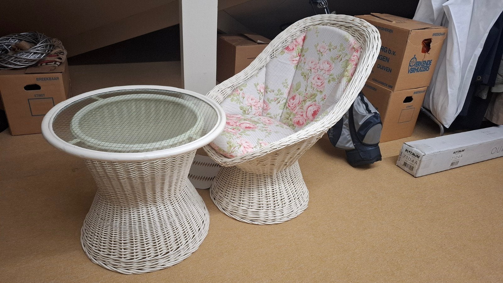 Witte rotan stoel met tafel - inclusief kussen, Huis en Inrichting, Ophalen, Gebruikt, Wit, Riet of Rotan