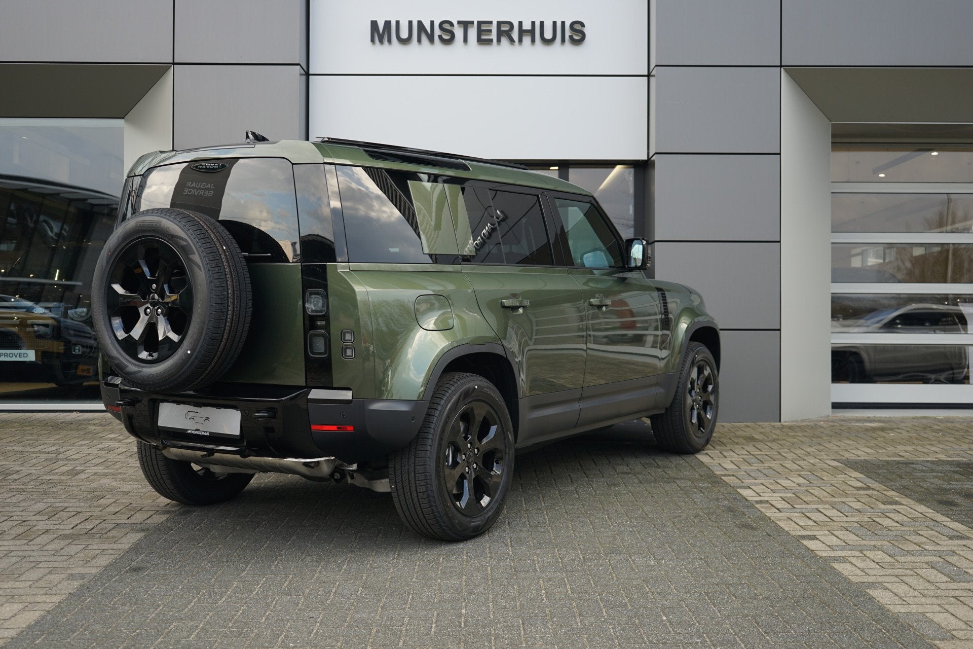 Land Rover Defender 110 P300e 110 Forest Edition | Schuif/Ka, Automaat, 12 maanden, Zwart, 4 cilinders