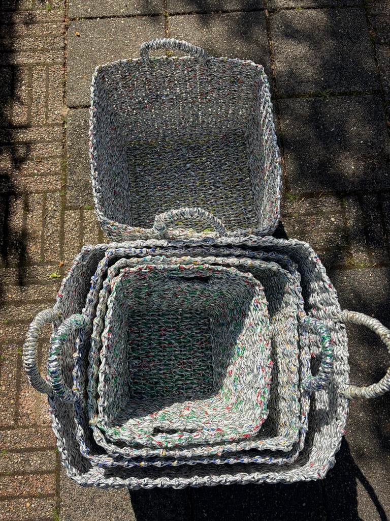 5 gevlochten manden van gerecycled materiaal, Overige materialen, Mand, Verzenden, Vierkant