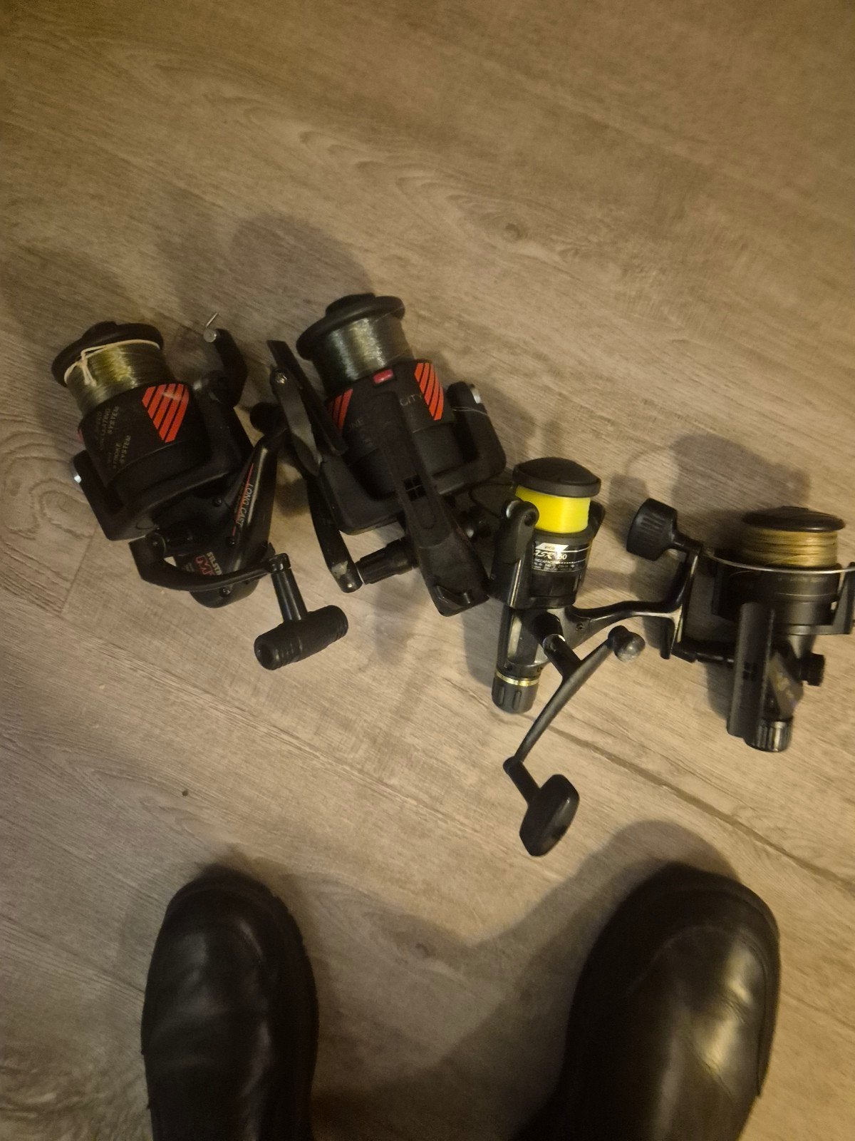 te koop 4 molens  4 strand hengel in een koop, Watersport en Boten, Hengelsport | Zeevissen, Ophalen of Verzenden, Zo goed als nieuw