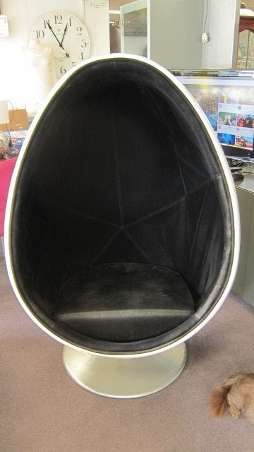 Witte eggchair met zwarte bekleding, Huis en Inrichting, Fauteuils, Ophalen, Stof, N, Minder dan 75 cm