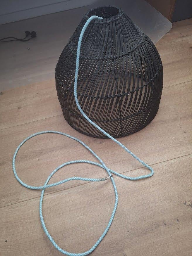 Zwarte rieten/rotan hanglamp Made / Next, Ophalen of Verzenden, Zo goed als nieuw, Minder dan 50 cm