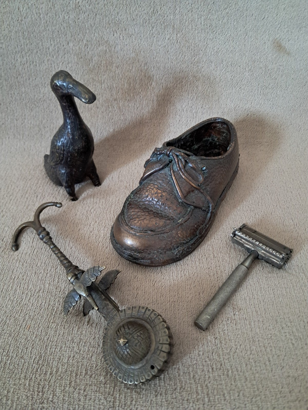 Drie bronzen w.o vogelbekdier en schoen , antiek scheermes, Antiek en Kunst, Ophalen of Verzenden
