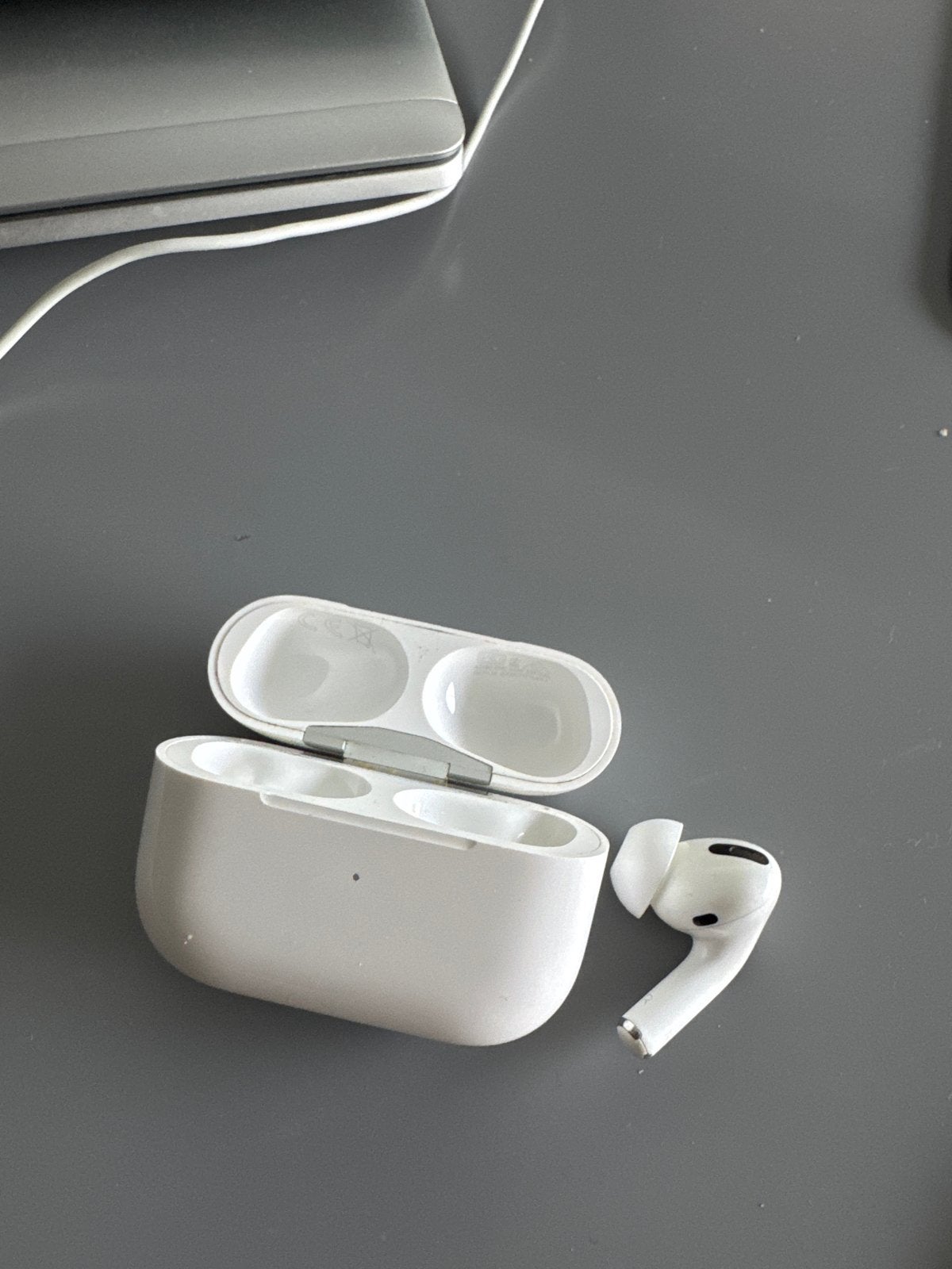 AirPods Pro (1e gen) rechter oortje + case + kabel + doos, Ophalen of Verzenden, Gebruikt, Overige merken, Draadloos