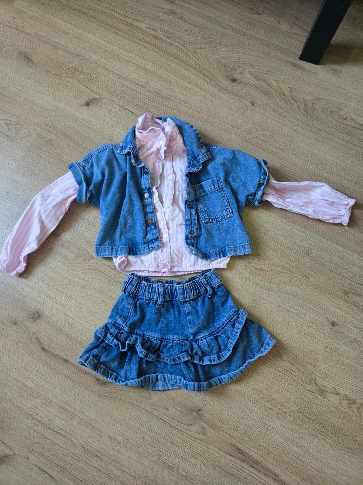 Leuk setje: spijkerrokje, spijkerjasje en roze shirt, Gebruikt, Meisje, Ophalen of Verzenden, Setje