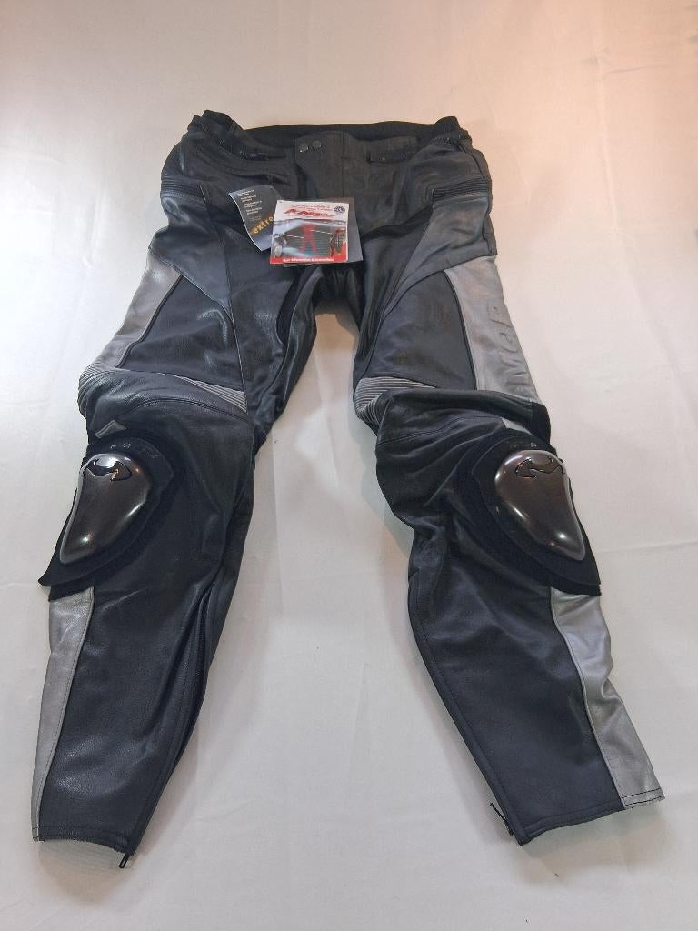 MQP leren motorbroek maat 54 zwart grijs met knieprotectie, Broek | leer, MQP, Nieuw zonder kaartje, Heren