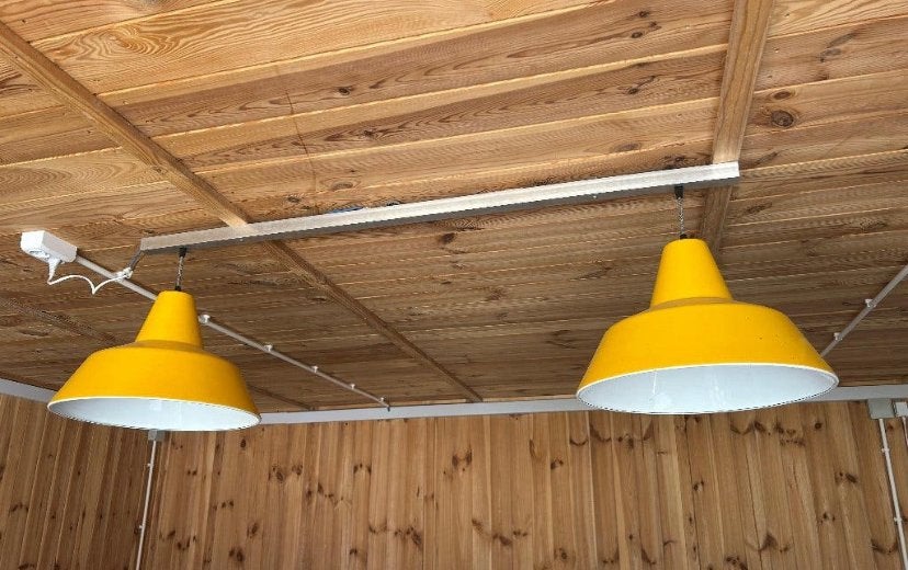 Vintage gele hanglampen aan balk, Huis en Inrichting, Lampen | Hanglampen, Ophalen, Gebruikt, Metaal, E27 (groot)