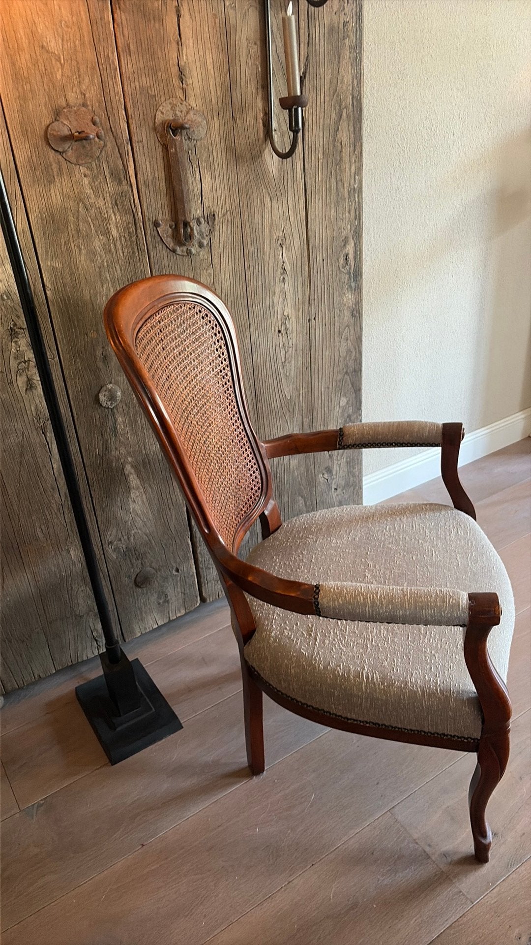 Klassieke fauteuil met webbing rugleuning en stoffen zitting, Ophalen
