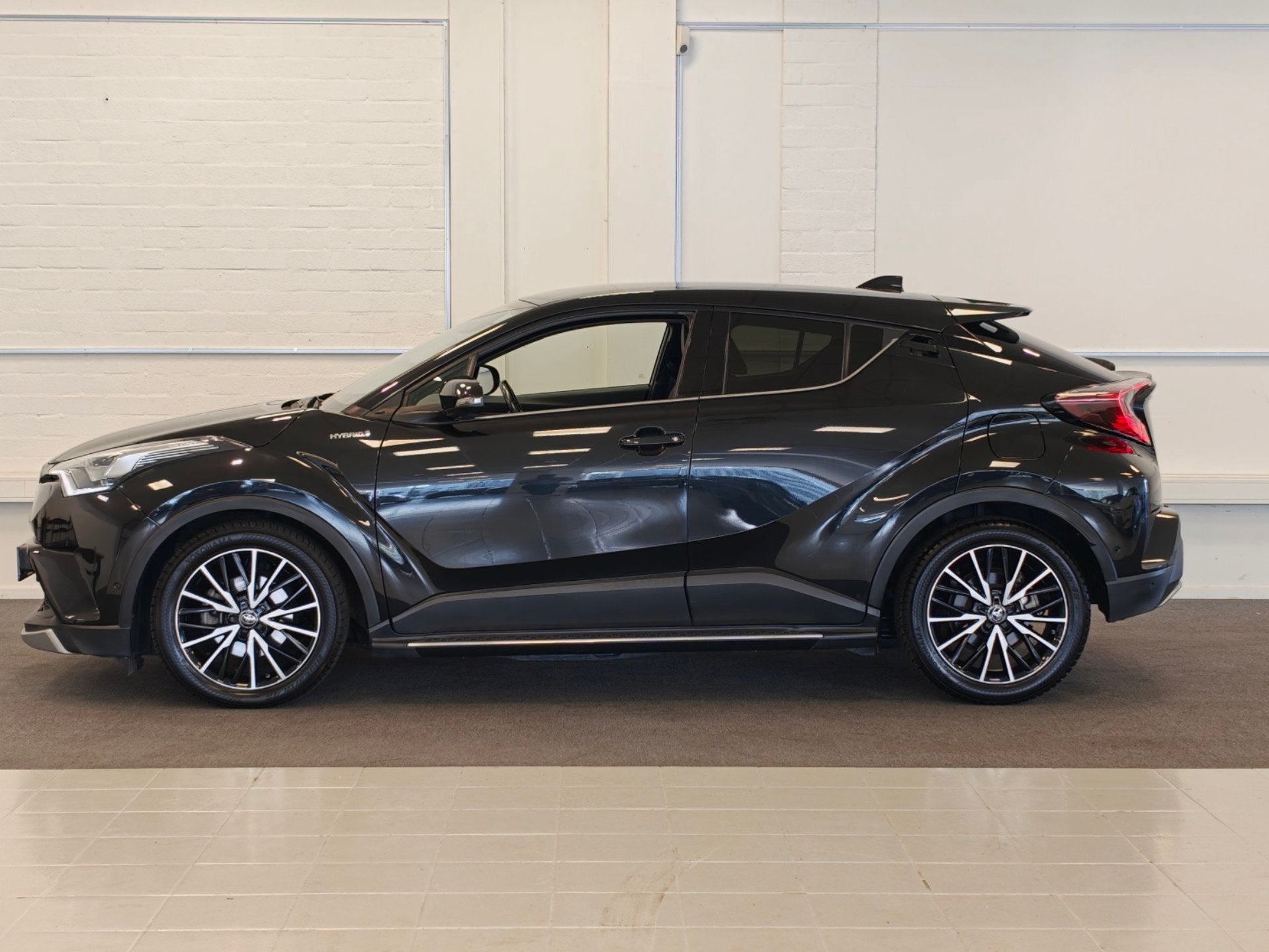 Toyota C-HR 1.8 Hybrid Executive Trekhaak Dikker dan de rest, Auto's, Dealer onderhouden, 4 cilinders, Zwart, 26 km/l