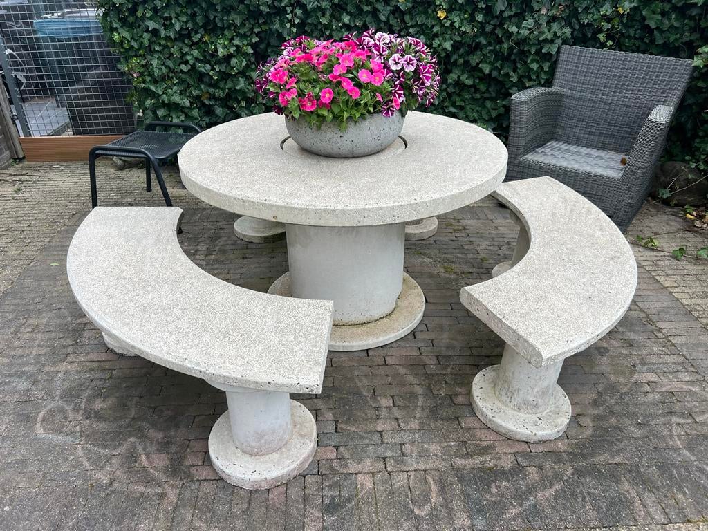 Betonnen tuinset met ronde tafel en drie banken, Ophalen, Overige materialen, Gebruikt, 6 zitplaatsen