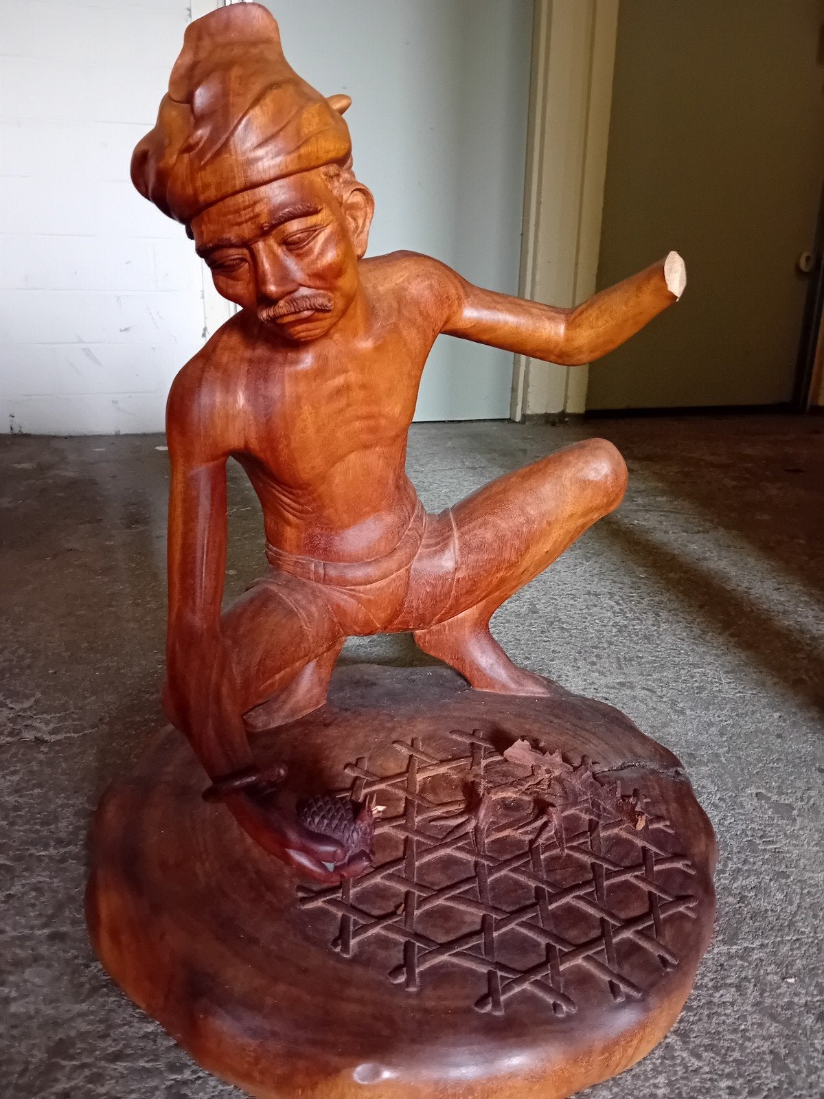 Houten Indonesisch beeld van man, armpje beschadigd, Ophalen of Verzenden, 20 - 50 cm, Hout, Bruin