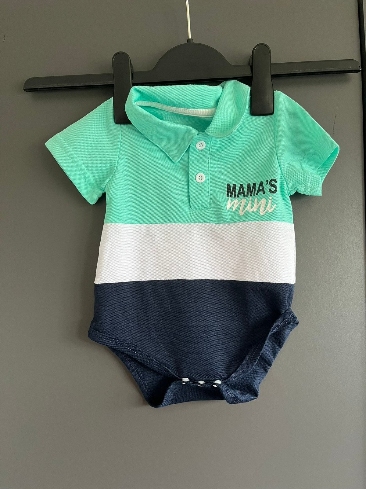 Wit met turquoise polo-rompertje met “mama’s mini”, maat 62, Ophalen of Verzenden, Zo goed als nieuw, Jongetje, Pakje