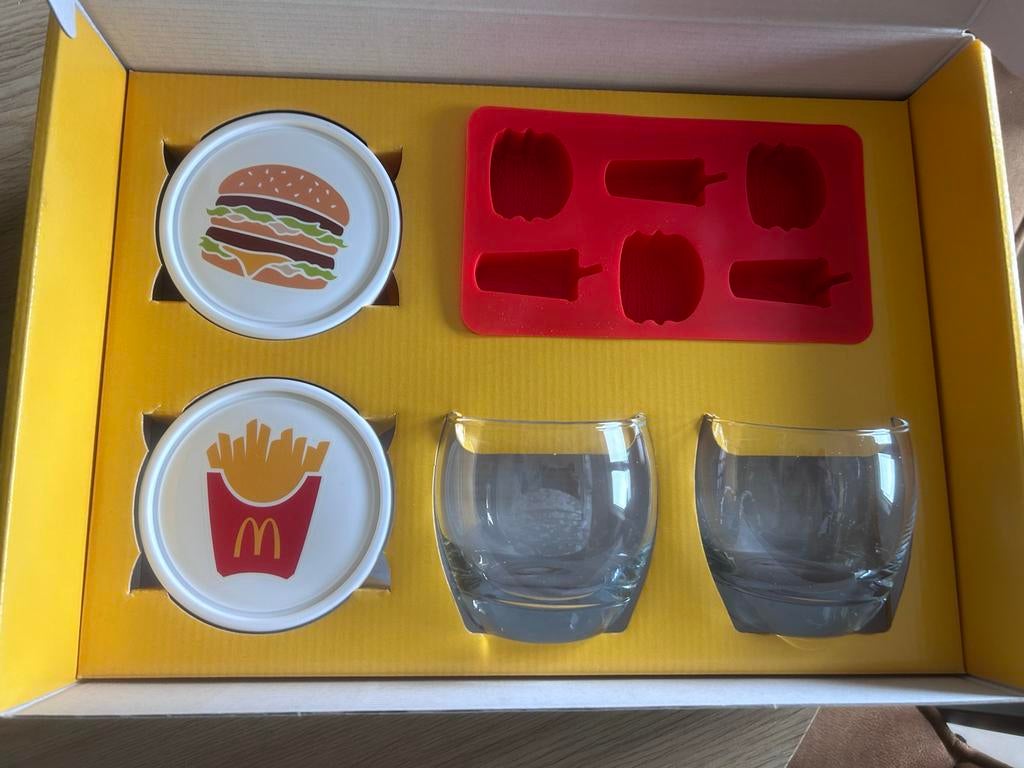 McDonald's bekerset en ijsblokjesmaker, Nieuw, Ophalen of Verzenden, Meerkleurig, Overige merken