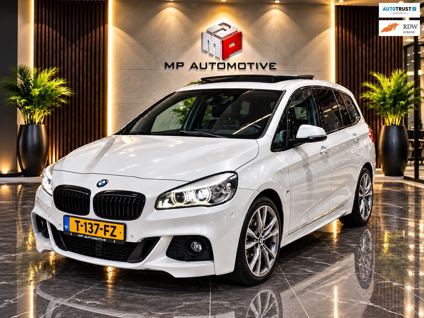BMW 2-serie Gran Tourer 220i Centennial M-Sport|Pano|H&K|Mem, Auto's, Gebruikt, Wit, Leder, Bedrijf