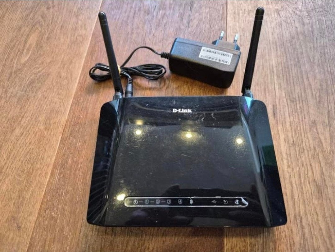 D-Link Wireless N300 ADSL2+ Modem Router DSL-2750B Switch AP, Computers en Software, Routers en Modems, Ophalen of Verzenden, Gebruikt