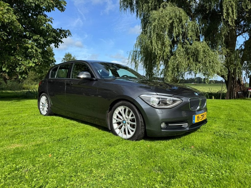 BMW 1-Serie 116I 100KW 5DR 2013 Grijs sport line, Auto's, 1-Serie, 4 cilinders, Origineel Nederlands, 1200 kg