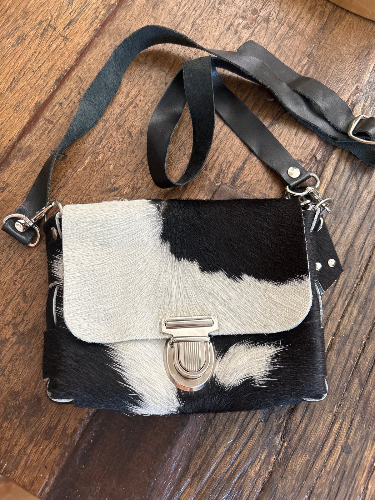 Leren tasje met koeienprint, Sieraden, Tassen en Uiterlijk, Tassen | Damestassen, Ophalen, Zo goed als nieuw, Zwart, Schoudertasje