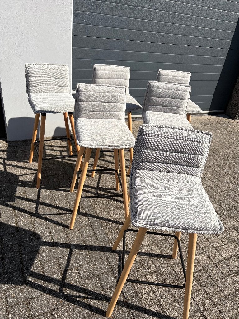 goedzittende grijze hoge (bar) stoelen/krukken, Ophalen, 5 krukken of meer, 60 tot 90 cm, Zo goed als nieuw