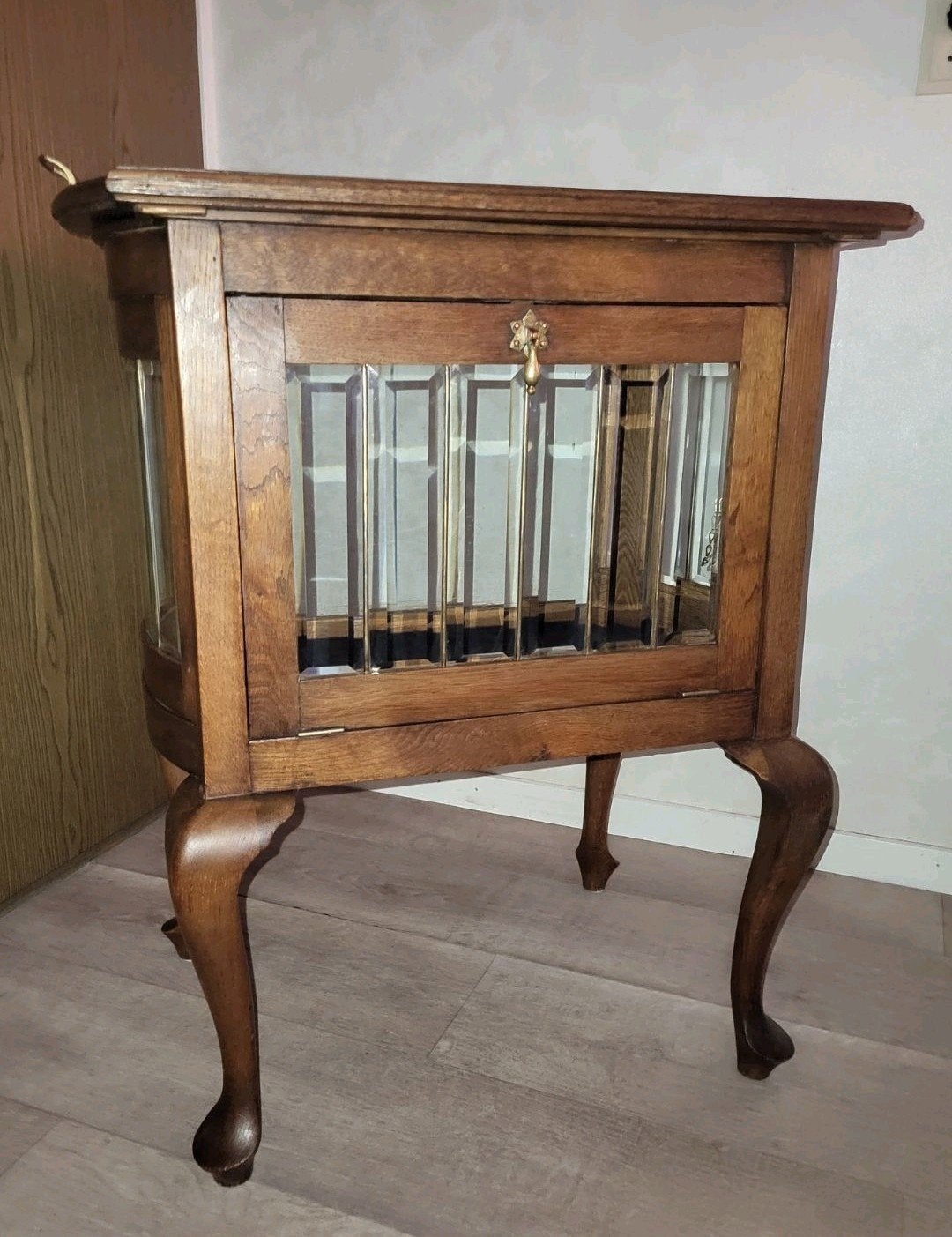 Mooi theemeubel met dienblad, Ophalen