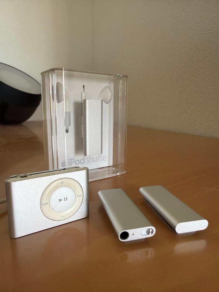 4 iPod Shuffles (waarvan 1 nieuw in verpakking), Audio, Tv en Foto, Mp3-spelers | Apple iPod, Ophalen, Shuffle, Minder dan 2 GB