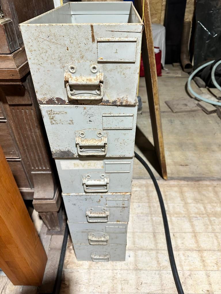 Robuuste rustieke ijzeren stapelbakken, 6 x per stuk 2,00, Antiek en Kunst, Curiosa en Brocante, Ophalen