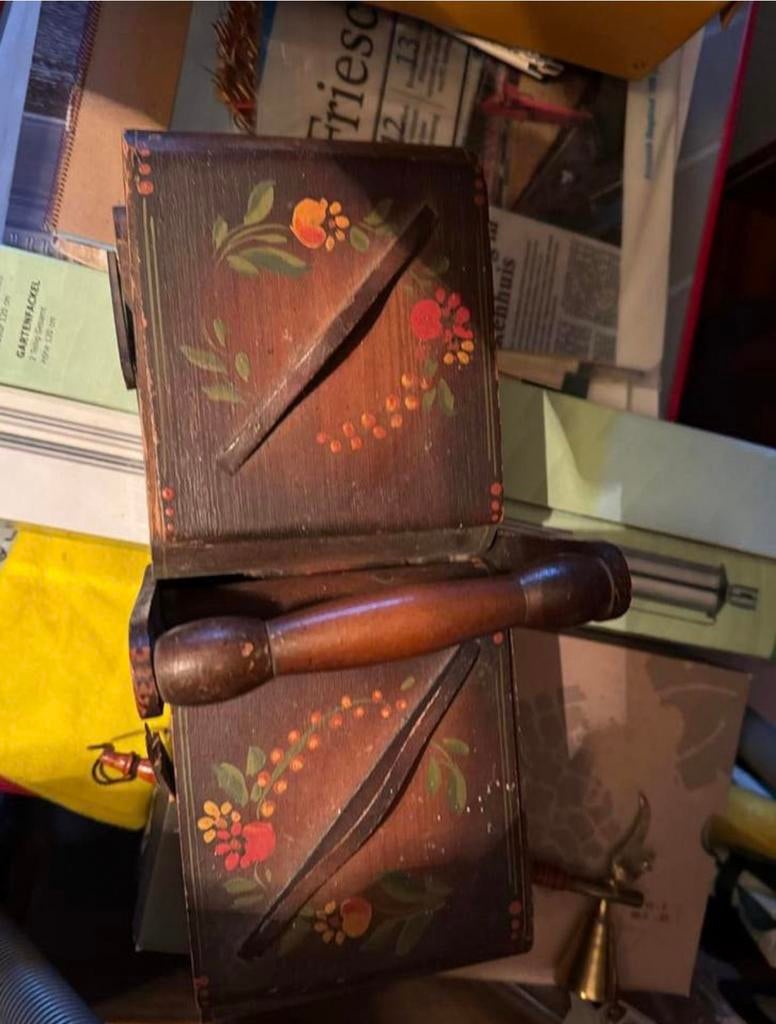 Oude houten naaidoos met handvat, Ophalen
