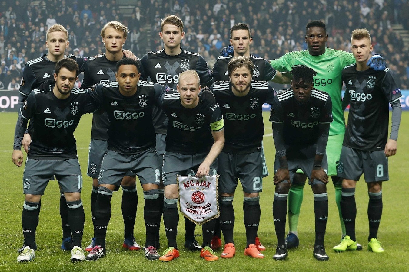 Ajax 16-17 <uit Europees shirt gezocht, Ophalen of Verzenden, Zo goed als nieuw, Ajax, Shirt