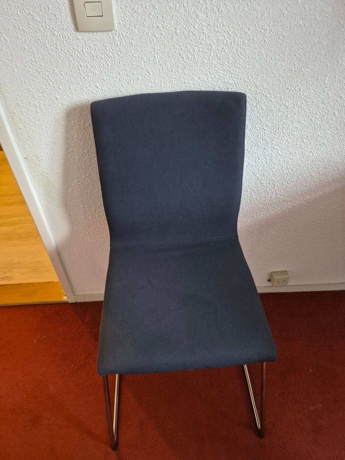 Comfortabele stoelen - Zwart leer en donkerblauw stof, Huis en Inrichting, Stoelen, Gebruikt, Modern en comfortabel, Zwart, Ophalen of Verzenden