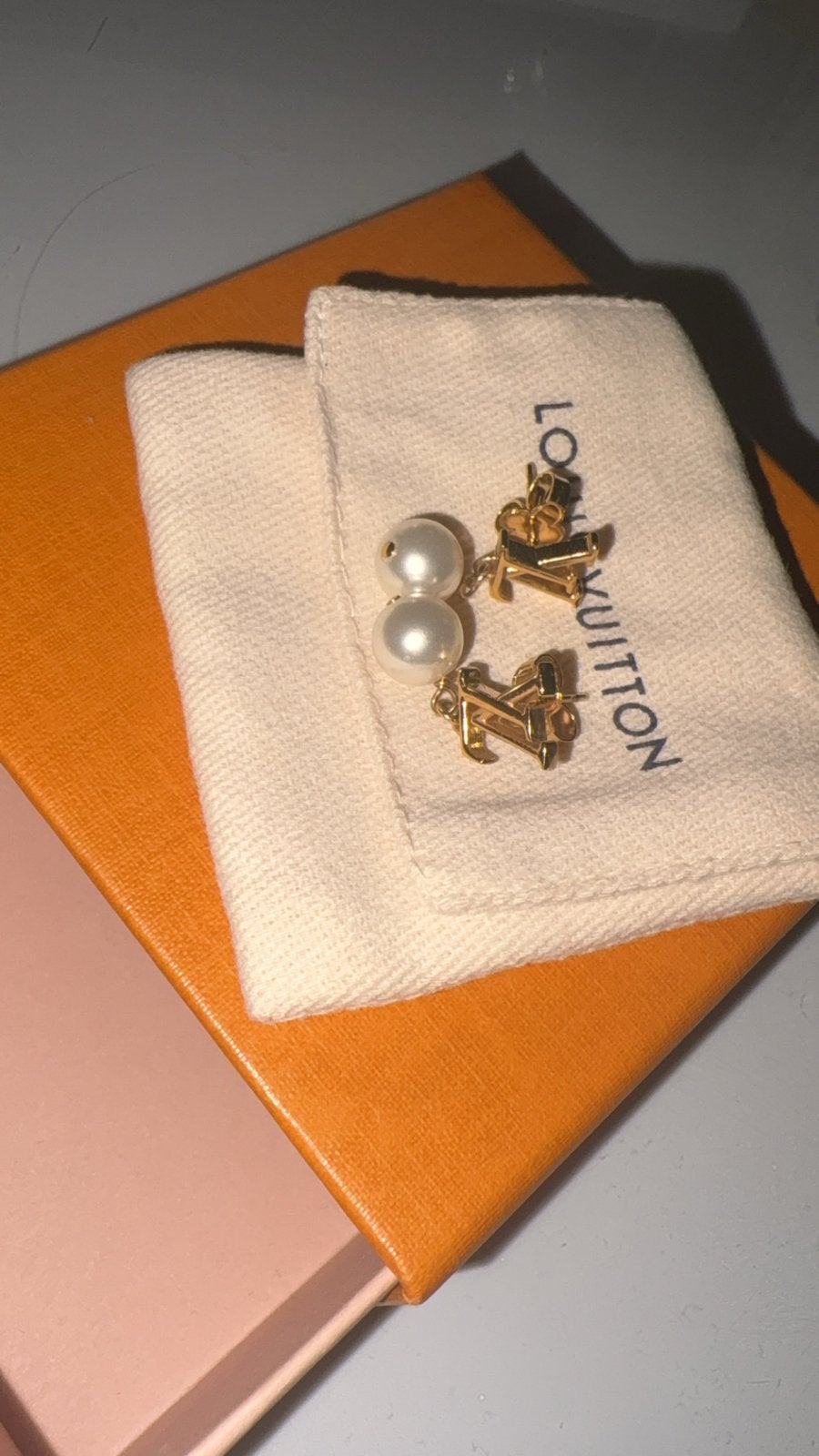 Louis Vuitton Louisa Oorbellen met Parel en LV-logo, Overige materialen, Hangers, Ophalen of Verzenden, Zo goed als nieuw