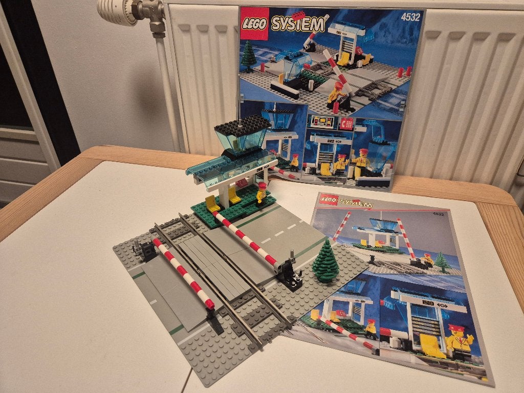 Vintage Lego 4532 - Manual Level Crossing voor 9V trein, Lego, Ophalen of Verzenden, Zo goed als nieuw, Compleet