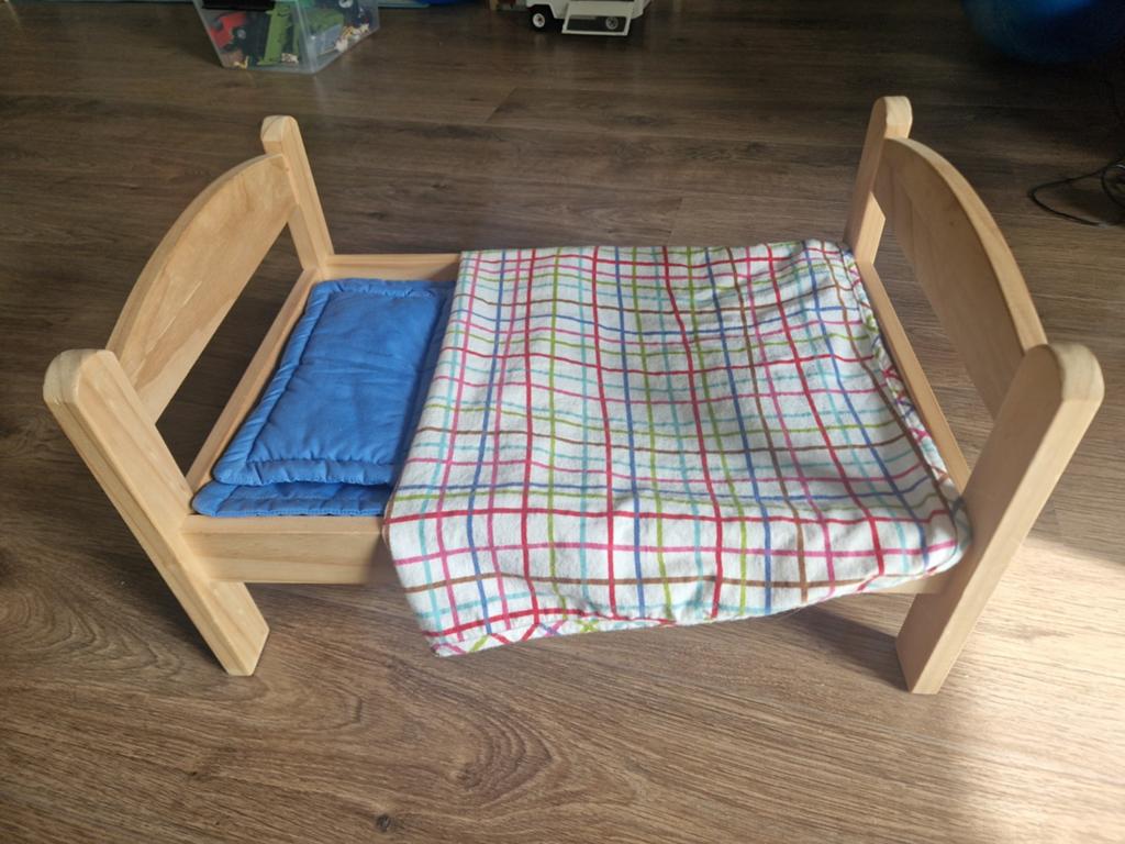 Houten poppenbedje met beddengoed, Kinderen en Baby's, Speelgoed | Poppen, Ophalen, Zo goed als nieuw, Overige typen