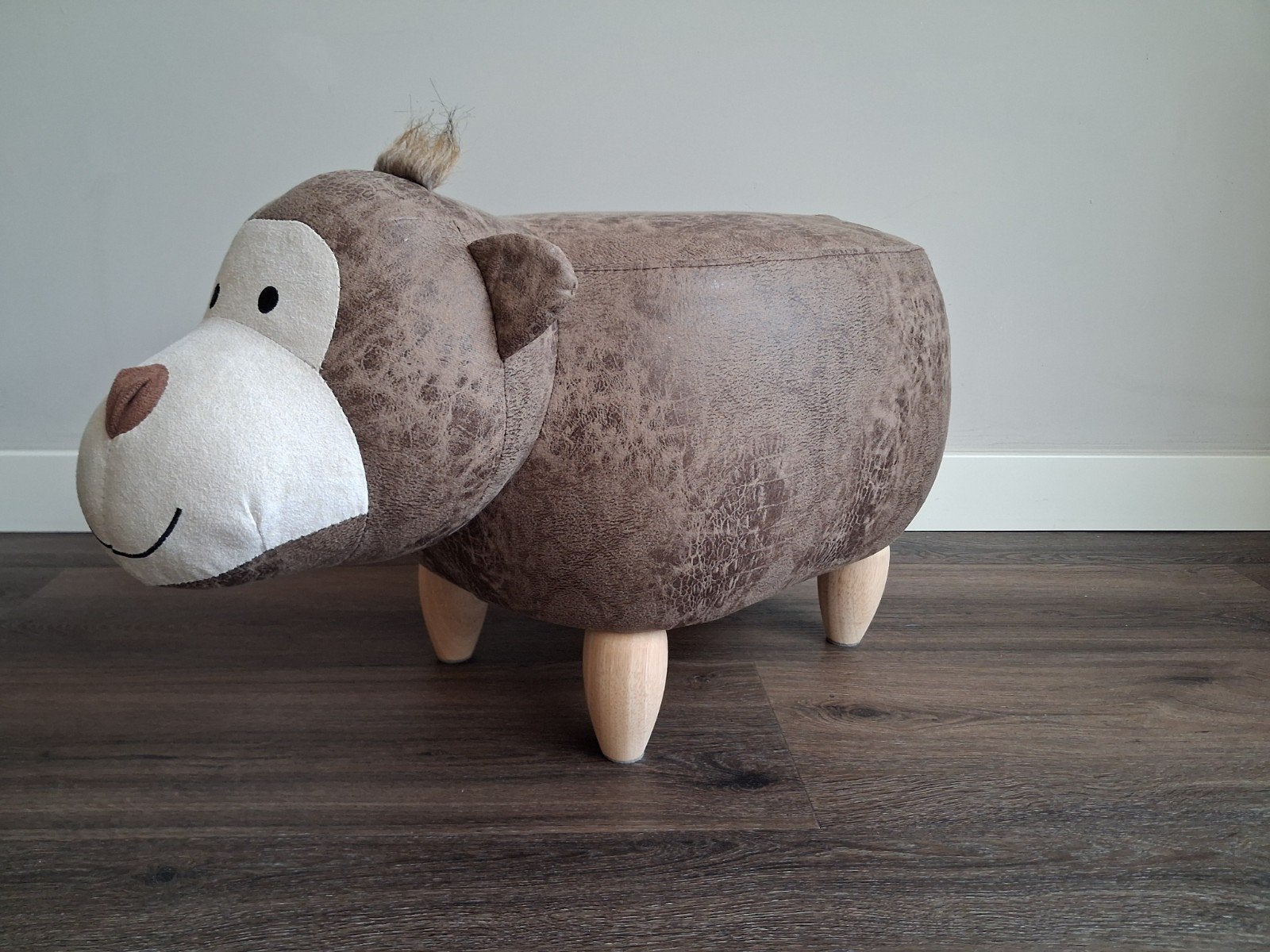 Leuke poef in de vorm van een aapje, Overige stijlen, Ophalen of Verzenden, Zo goed als nieuw, Bruin