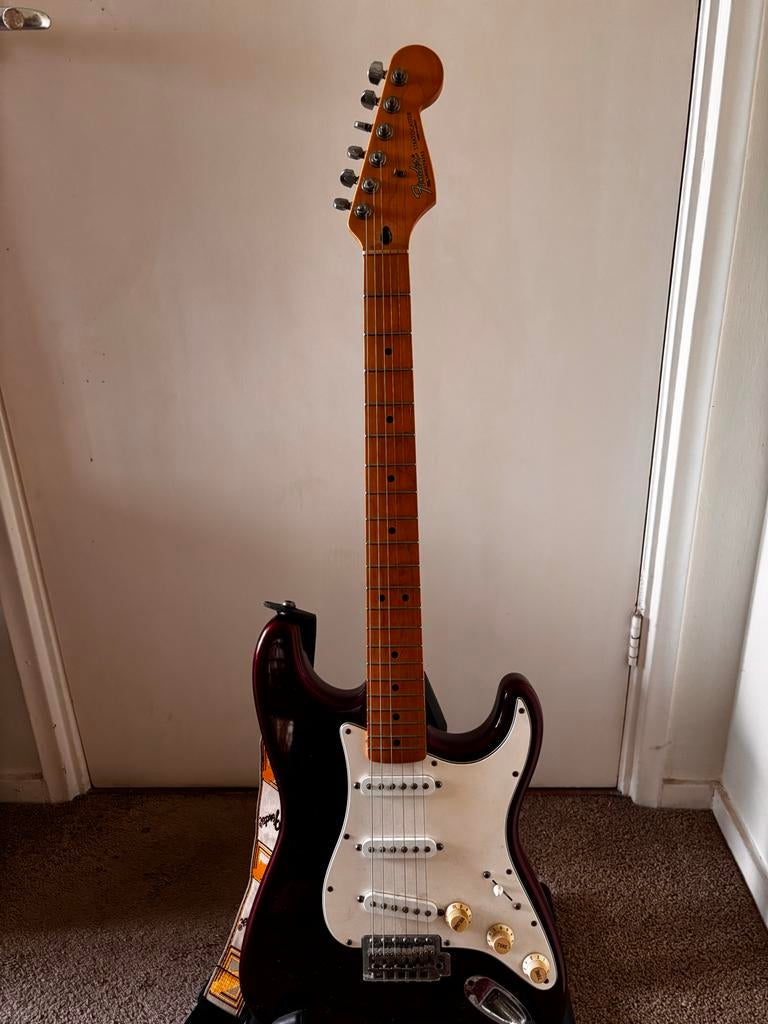 Fender Stratocaster (1998) met Roland Cube 30 versterker, Muziek en Instrumenten, Snaarinstrumenten | Gitaren | Elektrisch, Fender