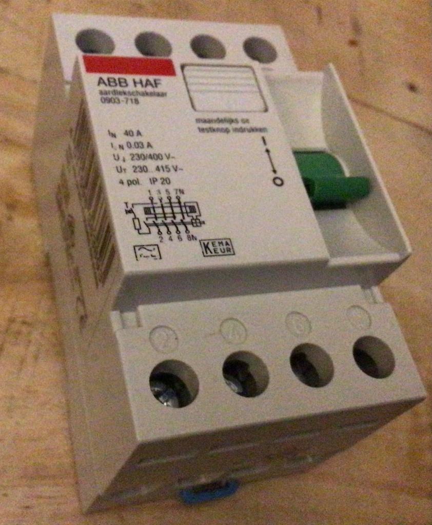 ABB Aardlekschakelaar 0903-718 – 4P (3-fase) 40A 30mA type A, Hobby en Vrije tijd, Elektronica-componenten, Ophalen of Verzenden