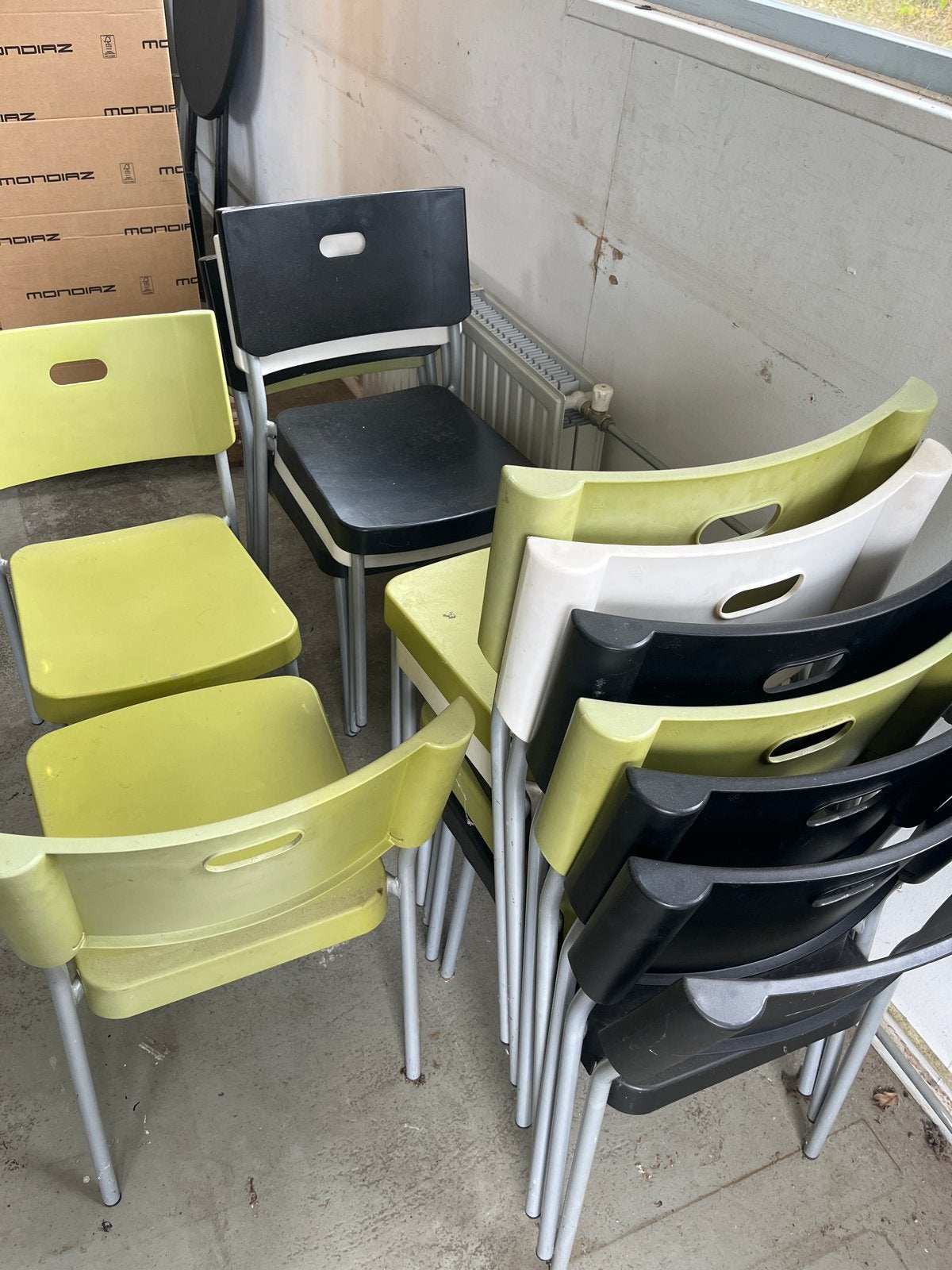 Stapelbare stoelen - Zwart, Wit, Groen, Ophalen, Kunststof, Gebruikt, Overige kleuren