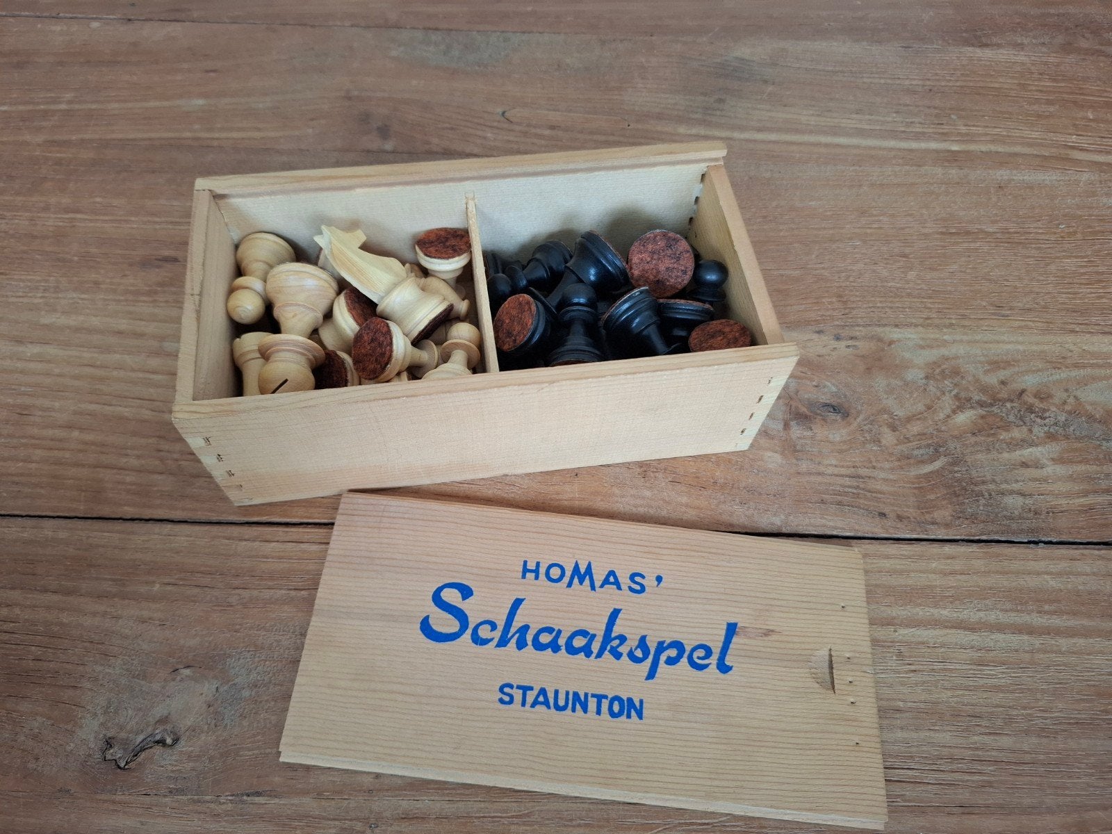 Homas D Schaakspel Staunton in houten kistje, Een of twee spelers, Ophalen of Verzenden, Zo goed als nieuw, Homas