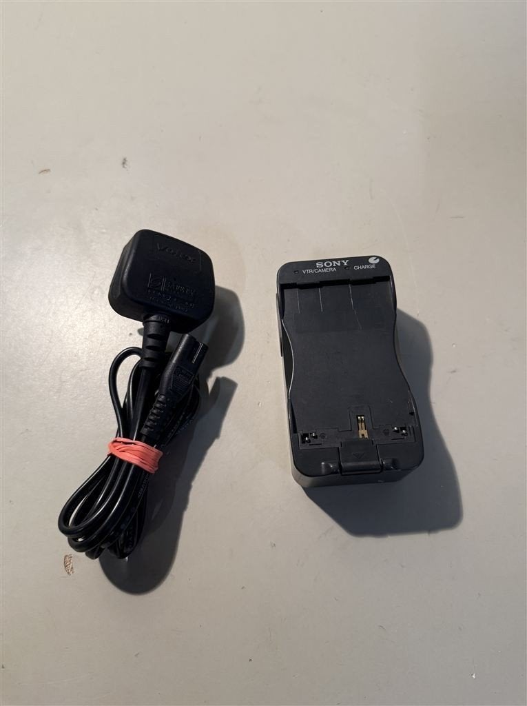 oplader - Sony AC -V100 Power Adaptor 8.4v Battery Charger U, Ophalen of Verzenden, Zo goed als nieuw