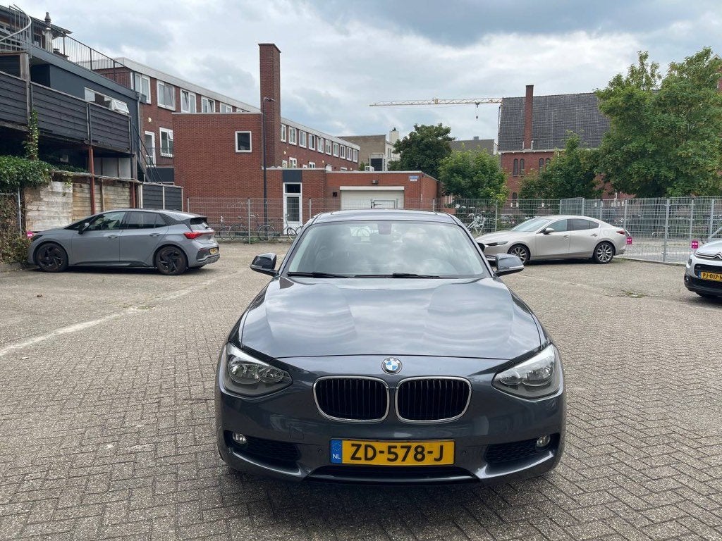 BMW 118i High Executive Automaat 8|Schuifdak|Leder|Sport|PDC, Euro 5, Achterwielaandrijving, Zwart, 4 cilinders