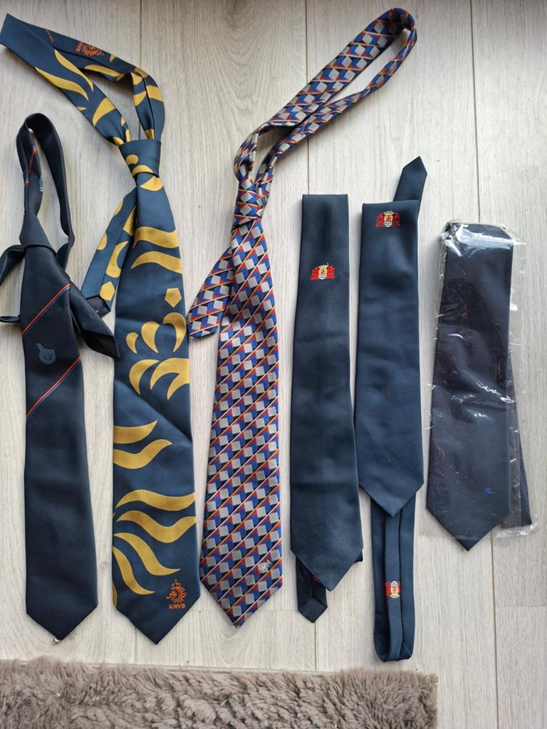 20 stropdassen met logo's, Kleding | Heren, Stropdassen, Ophalen of Verzenden, Zo goed als nieuw, Overige kleuren, Met patroon