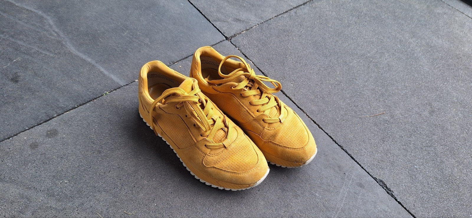 Oker gele sneakers, Ophalen of Verzenden, Zo goed als nieuw, Geel, Sneakers of Gympen