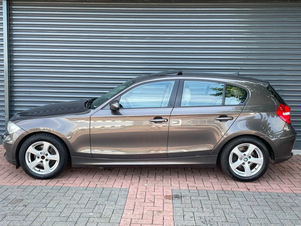 BMW 1-serie 120i Automaat | Schuifdak | Memory | Leder | Nav, Achterwielaandrijving, 1295 kg, 4 cilinders, Grijs
