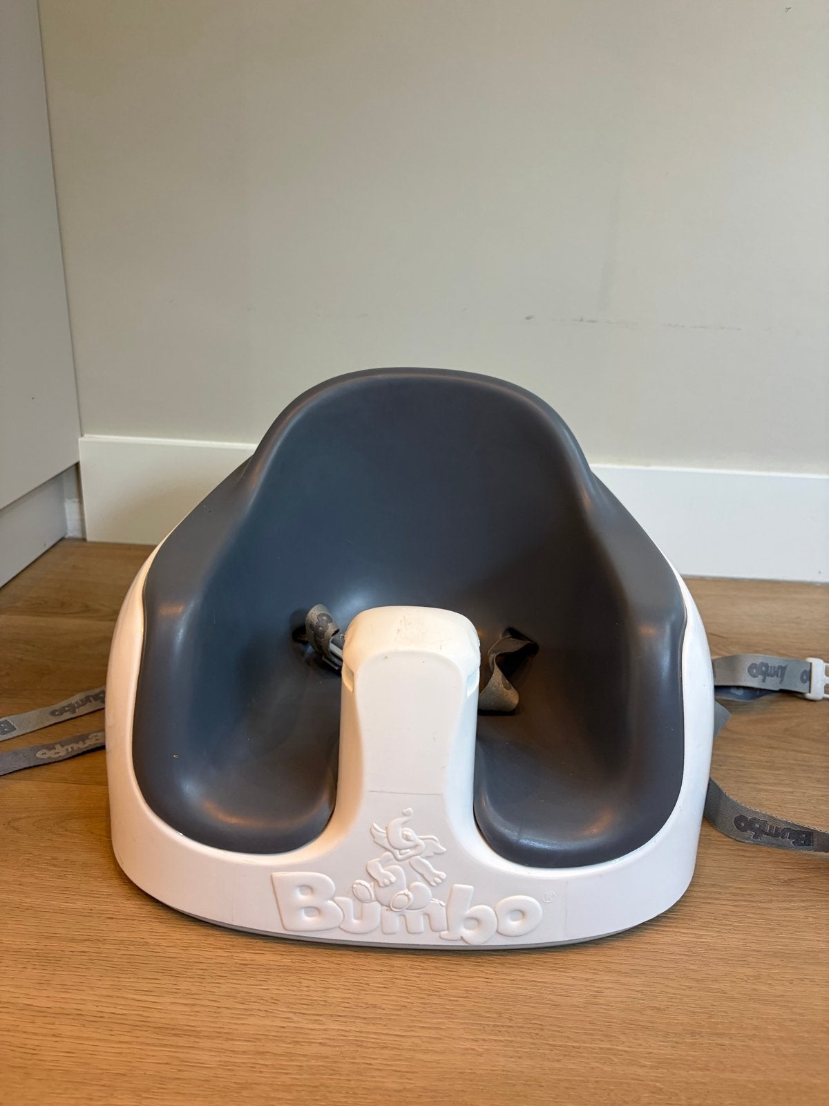Bumbo Vloerstoeltje met Veiligheidsgordel - Grijs/Wit, Kinderen en Baby's, Kinderstoelen, Ophalen, Gebruikt, Overige typen, Gordel(s)