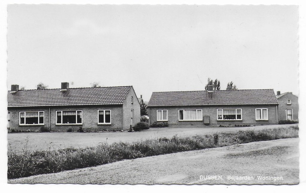 Dussen Bejaardenwoningen Ongelopen Ansichtkaart ( B6934, Ophalen of Verzenden, 1980 tot heden, Gelopen