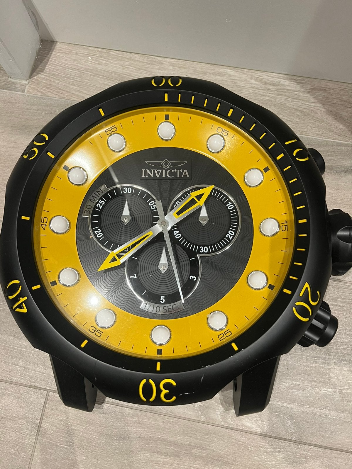 Invicta wandklok, Ophalen of Verzenden, Zo goed als nieuw, Zwart, Jongen of Meisje