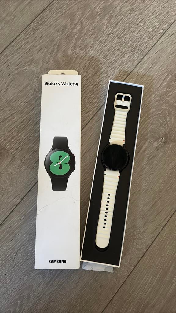 Samsung galaxy watch 4 MOET SNEL VERKOCHT WORDEN!!!, Sieraden, Tassen en Uiterlijk, Smartwatches, Ophalen, Zwart, Zo goed als nieuw