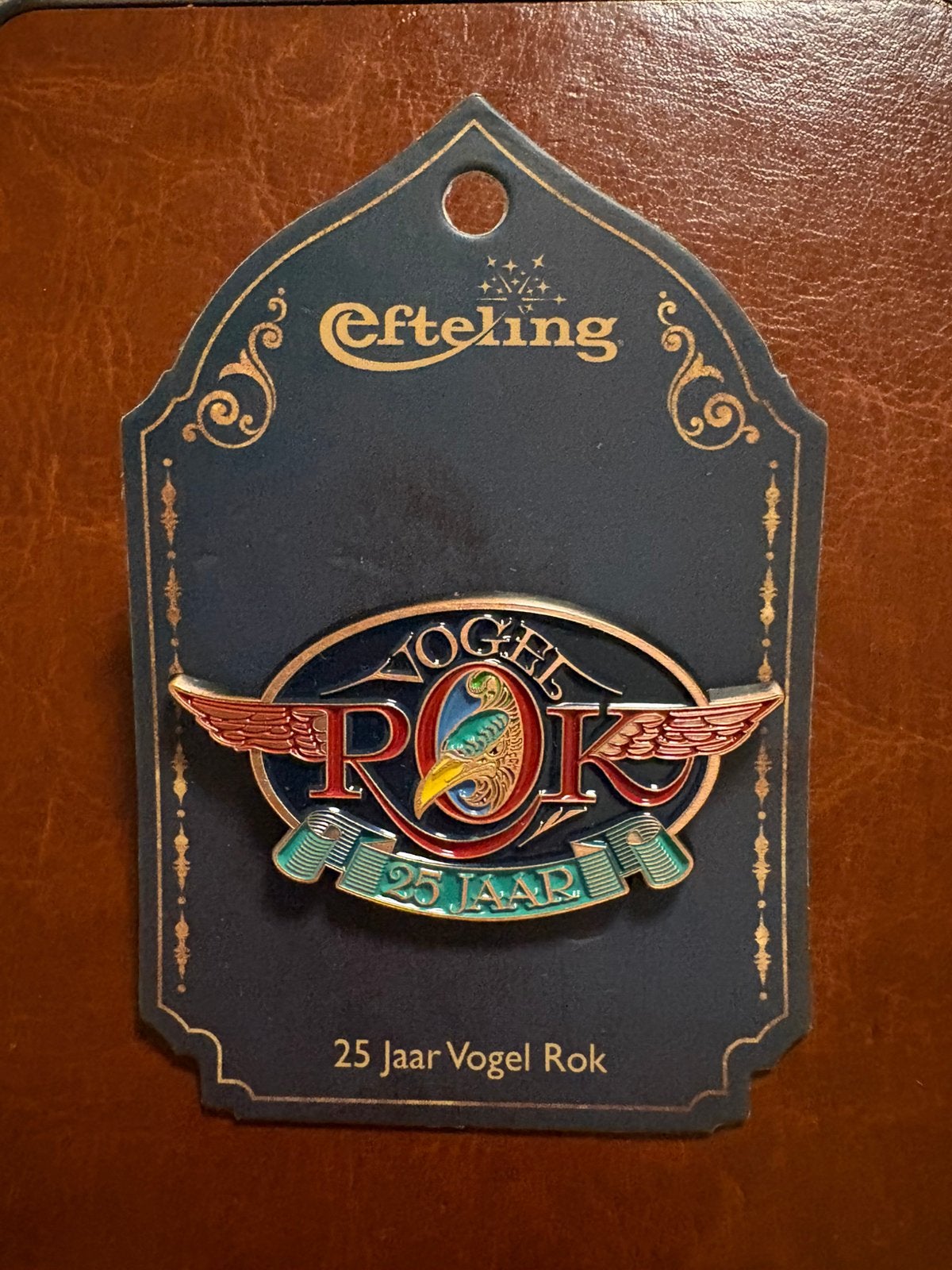 Efteling 25 jaar vogelrok pin, Verzamelen, Efteling, Ophalen, Zo goed als nieuw, Button of Speldje